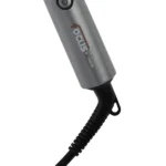 Close-up do cabo do MODELADOR PROFISSIONAL FOCUS 25 MM BIVOLT 450 F, metálico e com a inscrição “Focus”, com um botão liga/desliga e um cabo de alimentação preto conectado na base, dotado de um protetor contra tensão com nervuras para maior durabilidade.