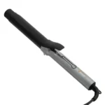 Aqui está uma versão reescrita da frase utilizando os dados do produto fornecidos: O MODELADOR PROFISSIONAL FOCUS 33 MM BIVOLT - 450 F, um modelador de cabelos prateado e preto com pinça, é exibido em ângulo sobre um fundo branco. O aparelho possui um painel de controle na alça e um cabo de alimentação acoplado.