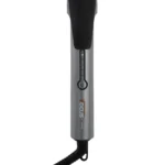 Um close-up do cabo do MODELADOR PROFISSIONAL FOCUS 33 MM BIVOLT - 450 F, um modelador de cabelo cinza com empunhadura preta, visor de temperatura e um cabo de alimentação preto em espiral preso na parte inferior.