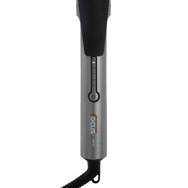 Um close-up do cabo do MODELADOR PROFISSIONAL FOCUS 33 MM BIVOLT - 450 F, um modelador de cabelo cinza com empunhadura preta, visor de temperatura e um cabo de alimentação preto em espiral preso na parte inferior.