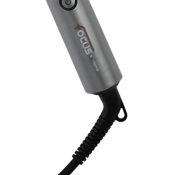 Um close-up do MODELADOR PROFISSIONAL FOCUS 33 MM BIVOLT - 450 F, um aparelho cilíndrico metálico com a inscrição “Focus”, que possui um botão liga/desliga e um cabo espiralado preto conectado na parte inferior.