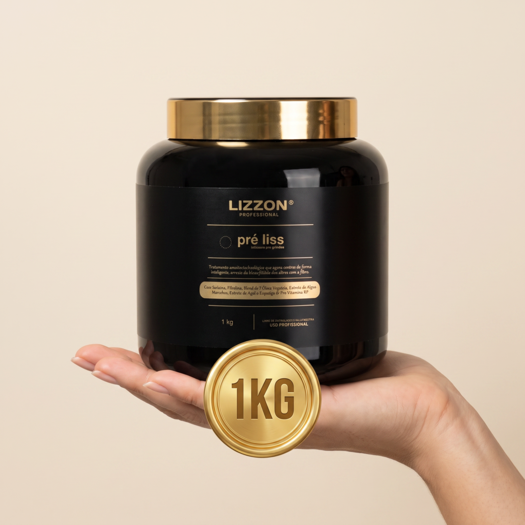 Uma mão segura um grande recipiente preto e dourado com o rótulo “Lizzon Profissional pré liss”, com um emblema dourado com a inscrição “1KG” em primeiro plano, sobre um fundo bege liso.