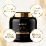 Um recipiente preto e dourado com o rótulo “Lizzon Professional Pré Liss” está posicionado no centro. Os círculos ao redor exibem as seguintes inscrições: “Livre de Petrolatos”, “Livre de Óleo Mineral”, “7 Óleos Vegetais” e “Fibroína de Seda”.