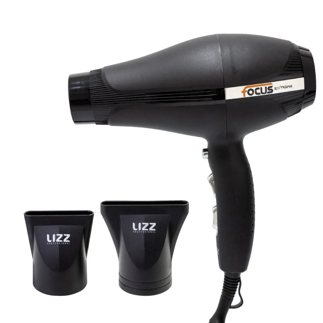 O SECADOR PROFISSIONAL FOCUS 2600W 220V - DIGITAL, na cor preta, é exibido sobre um fundo branco, com dois bicos concentradores removíveis posicionados na frente.