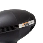 Um close-up do secador de cabelo preto SECADOR PROFISSIONAL FOCUS 2600W 220V - DIGITAL, destacando parte de seu corpo e o bocal com aberturas, que possui uma etiqueta metálica com o nome do produto.