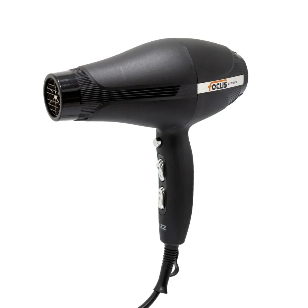 Um secador de cabelo SECADOR PROFISSIONAL FOCUS 2600W 220V - DIGITAL, na cor preta, apresenta acabamento fosco, botões de controle prateados na alça, um cabo de alimentação visível e o nome da marca Focus impresso na lateral.