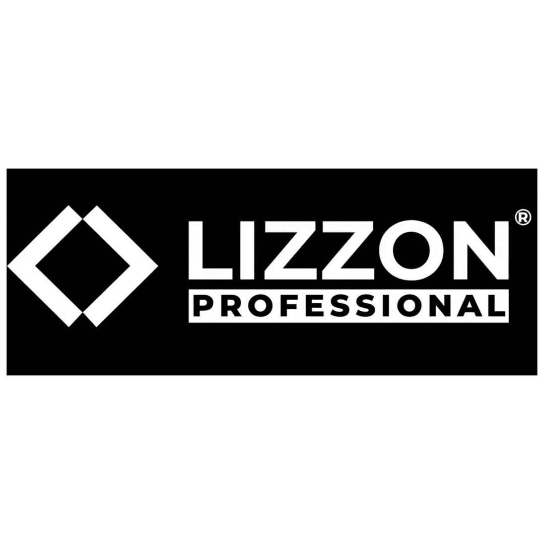 Retângulo preto com um logotipo geométrico branco em forma de losango à esquerda, seguido pelas palavras “Adesivo Lizzon 21x8cm” em letras maiúsculas brancas em negrito, com “21x8cm” em fonte menor dentro de uma caixa branca.