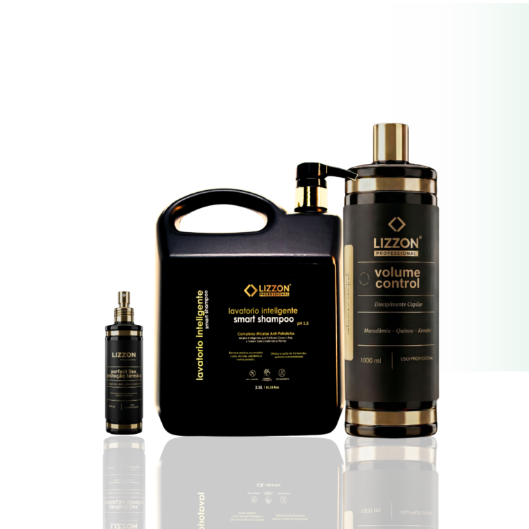 Três produtos para os cabelos da marca Lizzon Professional estão dispostos sobre um fundo branco. O conjunto inclui um pequeno frasco com dosador, um jarro grande com o rótulo “Smart Shampoo” e um recipiente cilíndrico alto com o rótulo “Volume Control”.
