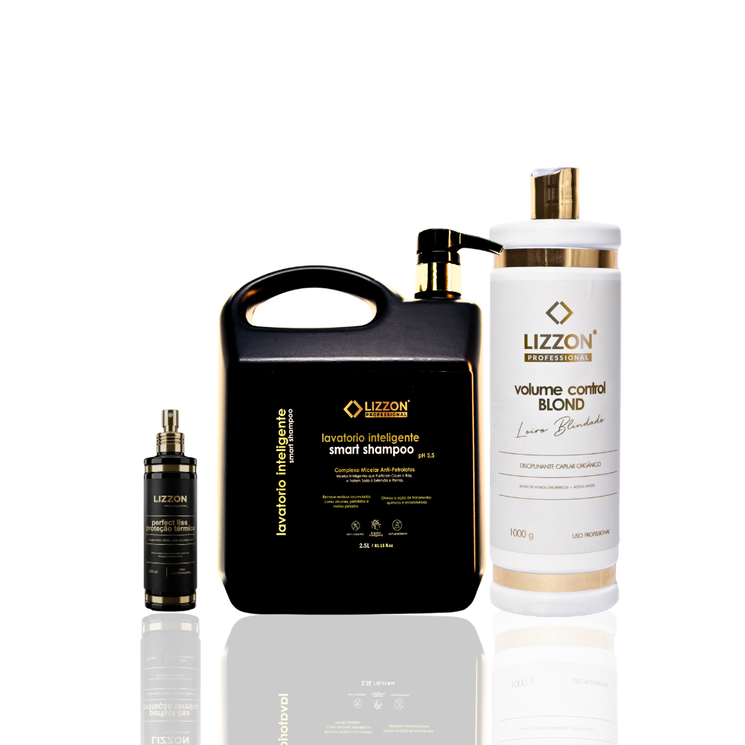 São mostrados três produtos para os cabelos da marca Lizzon Professional: um frasco com bico spray, um recipiente preto grande com o rótulo “smart shampoo” e um frasco branco alto com o rótulo “volume control BLOND”. Todos os itens estão sobre um fundo branco.
