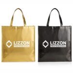 Duas sacolas da marca Lizzon, uma na cor dourada e outra na cor preta, ambas com alças e a inscrição “LIZZON PROFESSIONAL” impressa em branco ao lado de um logotipo em forma de diamante na parte da frente. As sacolas estão expostas na vertical, uma ao lado da outra.