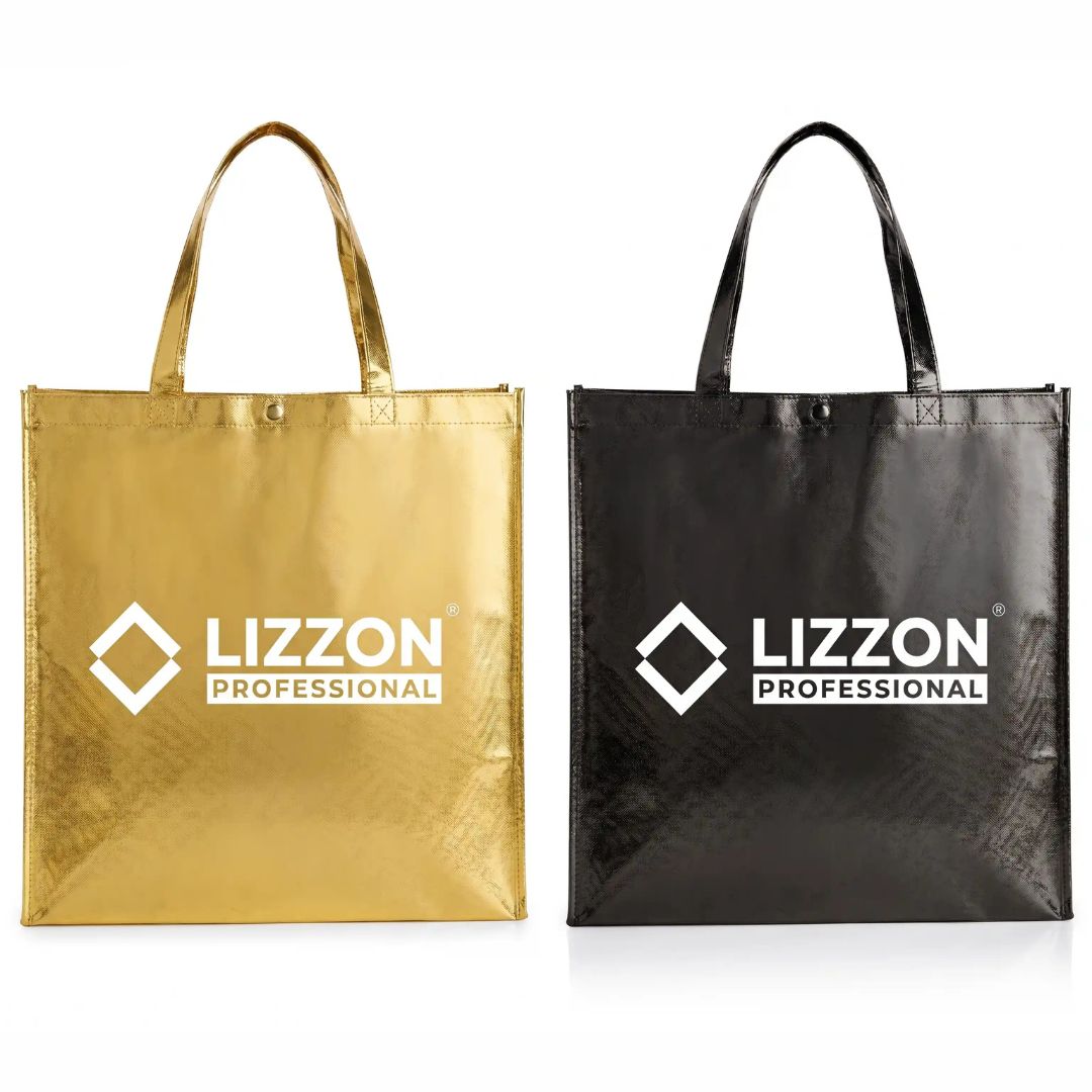 Duas sacolas da marca Lizzon, uma na cor dourada e outra na cor preta, ambas com alças e a inscrição “LIZZON PROFESSIONAL” impressa em branco ao lado de um logotipo em forma de diamante na parte da frente. As sacolas estão expostas na vertical, uma ao lado da outra.
