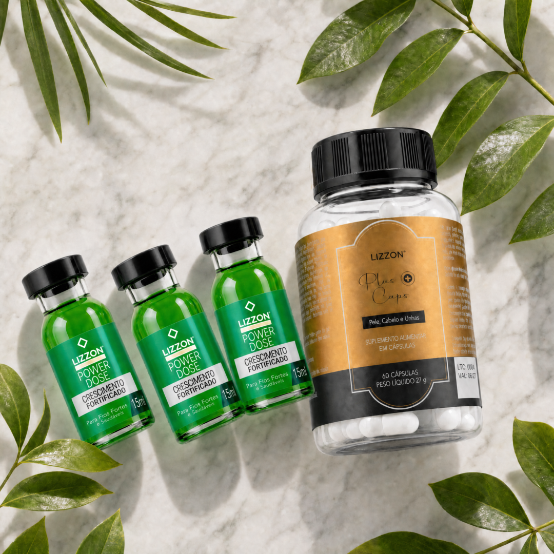 Três pequenos frascos verdes e um frasco grande transparente com o rótulo “Kit Power Hair Force” estão dispostos sobre uma superfície de mármore, rodeados por folhas verdes. O nome do produto e a marca estão claramente visíveis nos rótulos.