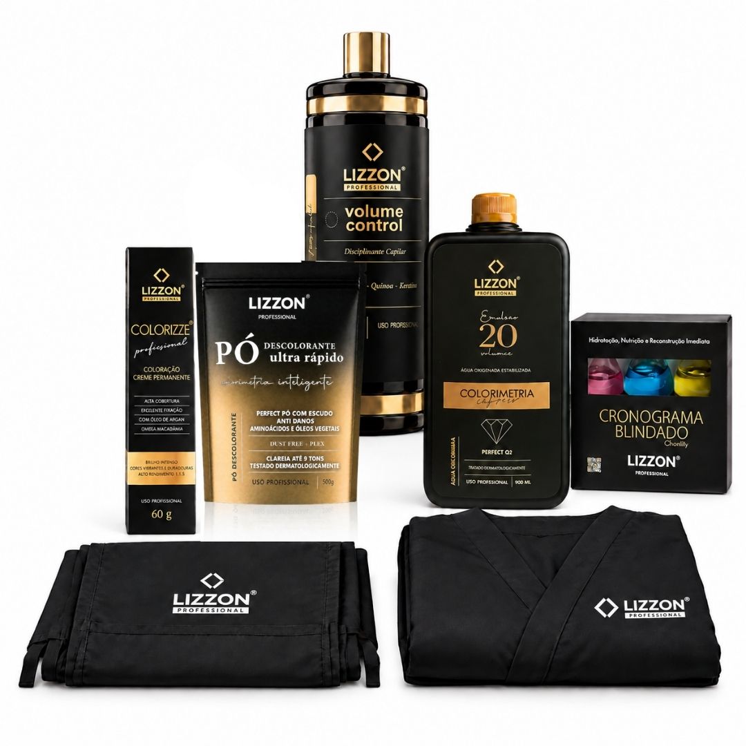 Um conjunto da marca Kit mimos Lizzon com produtos e acessórios profissionais para cabelos — incluindo cremes, pó, frascos, sachês, uma caixa, uma capa preta de salão e um avental — dispostos de forma organizada sobre um fundo branco.