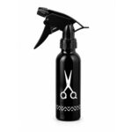Um frasco spray preto com bico de gatilho, decorado com um desenho branco de uma tesoura e um padrão em zigue-zague próximo à base, é mostrado contra um fundo branco liso.
