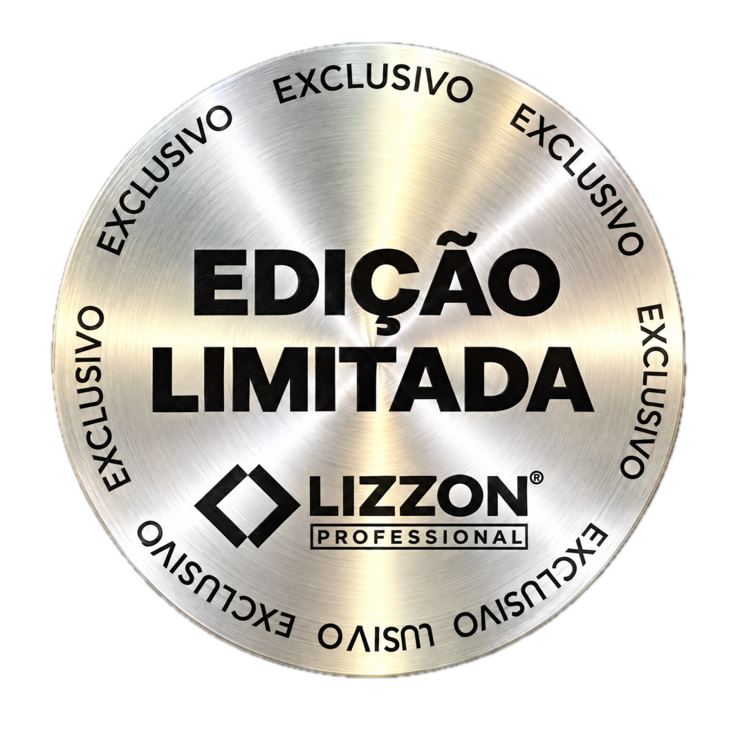 Um emblema metálico redondo com as palavras “Edição Limitada” e “Lizzon Professional” em letras pretas, rodeado pela palavra “Exclusivo”, repetida ao longo da borda.