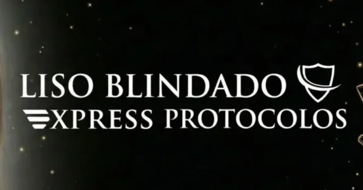Uma mulher de cabelos loiros sorri enquanto tem seus cabelos secados em um salão de beleza. O texto "Liso Blindado Express Protocolos" aparece em um fundo preto com ilustrações de ferramentas de modelagem de cabelo.