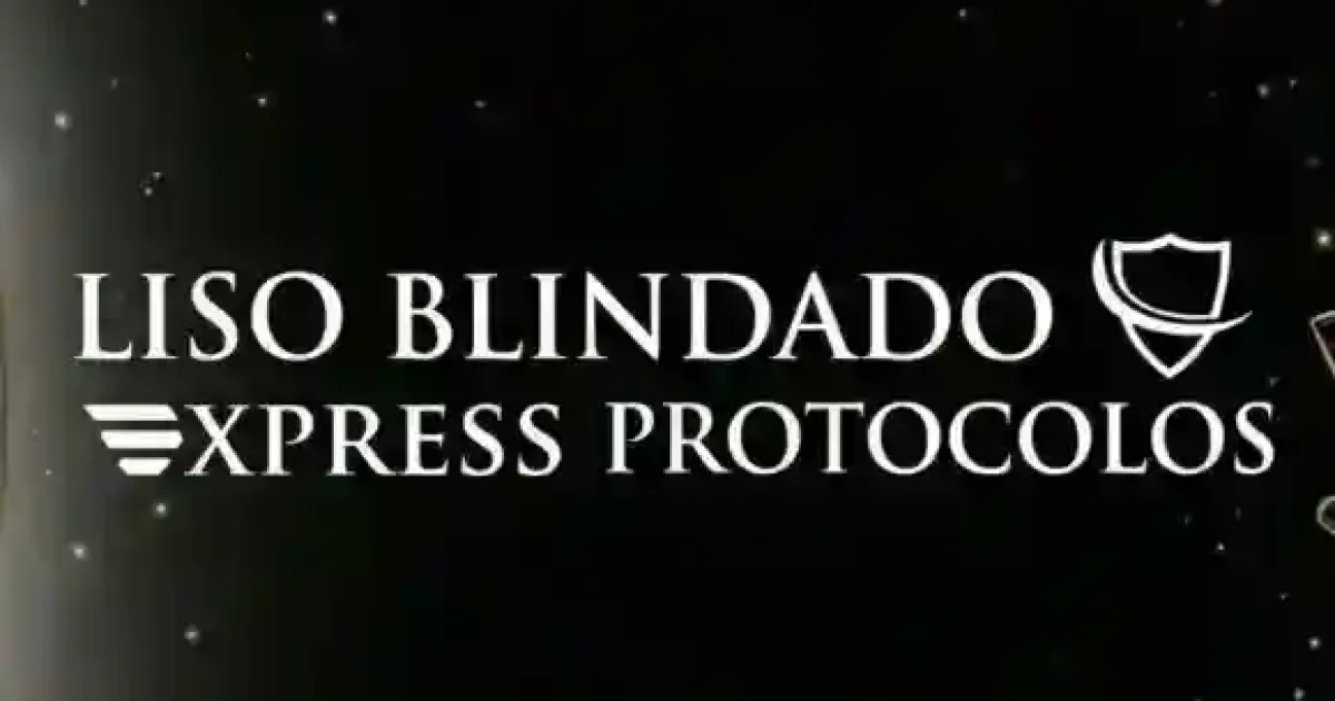 Uma mulher de cabelos loiros sorri enquanto tem seus cabelos secados em um salão de beleza. O texto "Liso Blindado Express Protocolos" aparece em um fundo preto com ilustrações de ferramentas de modelagem de cabelo.