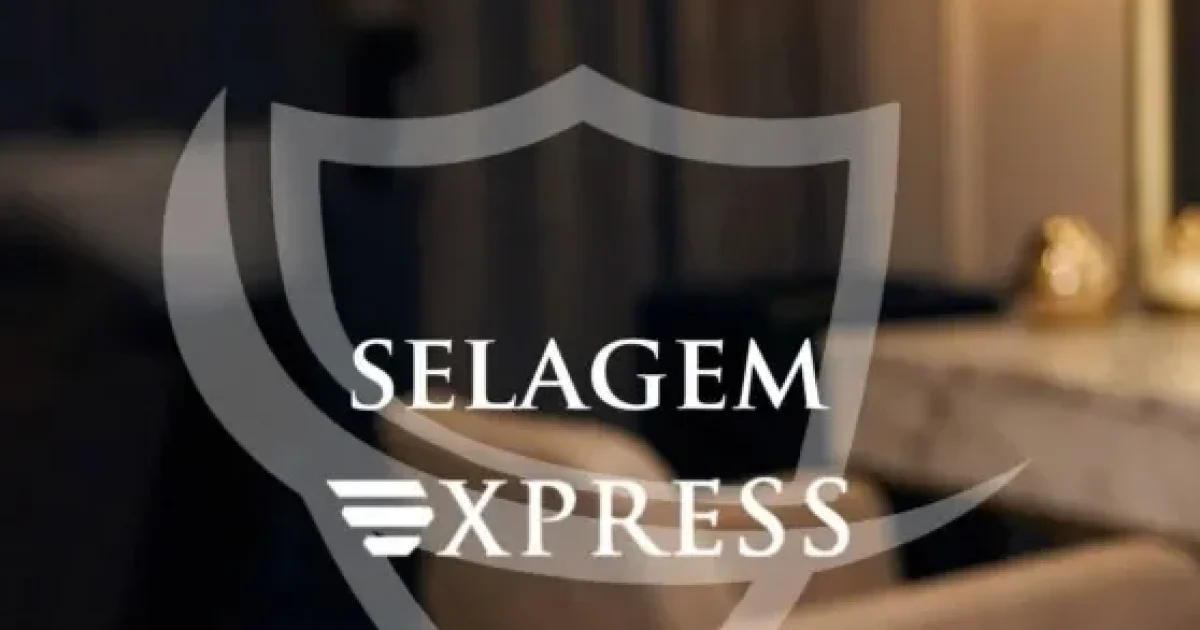 Uma pessoa usando luvas pretas alisa os longos e lisos cabelos loiros de uma cliente sentada em um salão de beleza. As palavras SELAGEM EXPRESS aparecem em um logotipo em forma de escudo no lado esquerdo da imagem.
